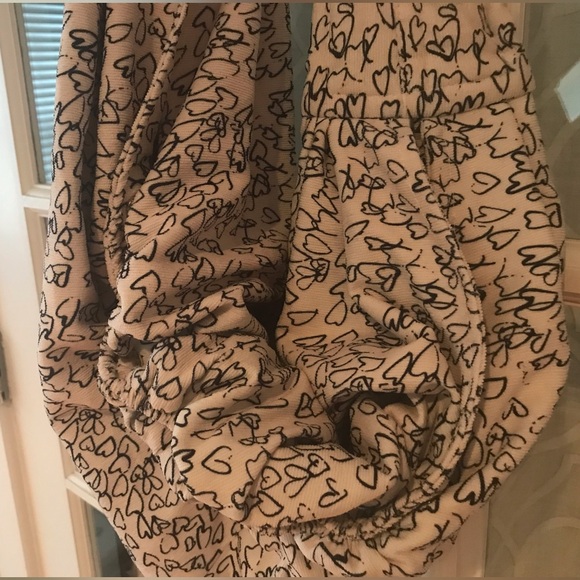 Kensie ring-sling style slub purse in cream with black sketch hearts - Picture 6 of 8